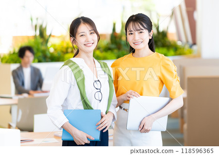 在辦公室工作的女商人攝影合作：Dempa Gakuen Educational Corporation、東京電子專門學校 118596365
