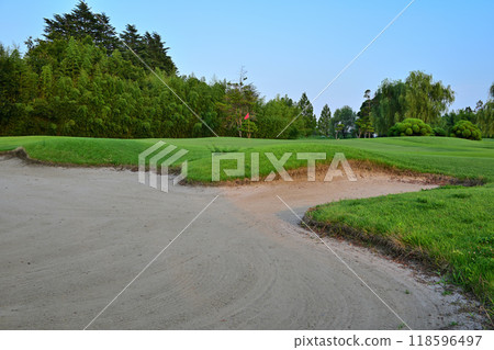 Golf course in midsummer, bunker, no one 118596497