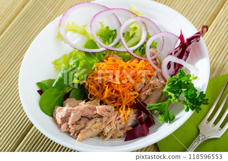 Salad with vegetables and fish 118596553
