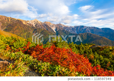 秋天攀登唐松岳:白馬三山的景色 秋天攀登唐松岳:白馬三山的景色 118597349