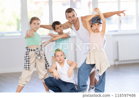 Preteen children posing with dance instructor in hip-hop studio 118597486