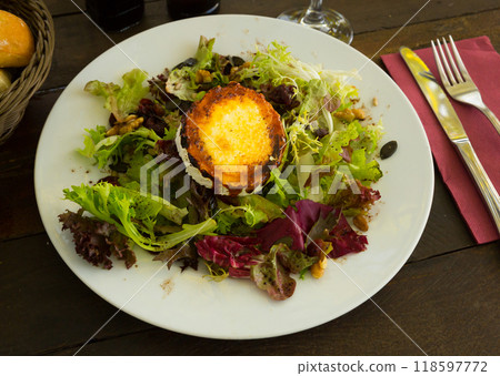 Salad with goat cheese 118597772