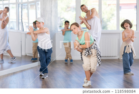 Preteen girl honing hip hop dance in choreographic studio 118598084