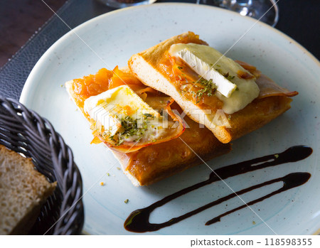 Catalan focaccia with caramelized onion, Brie cheese, bacon 118598355