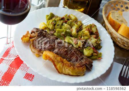 Entrecote with vegetable garnish 118598362