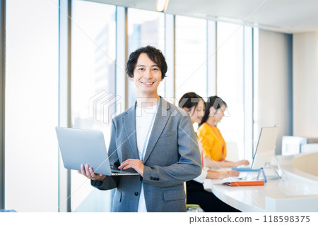 在辦公室工作的商務人士攝影合作：電波學園教育法人、東京電子專門學校 118598375