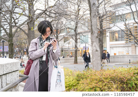 A woman waiting in the cold 118598457