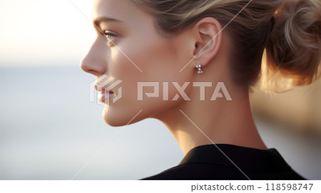 一位戴著優雅耳環的白人女性的側面特寫 一位戴著優雅耳環的白人女性的側面特寫 118598747
