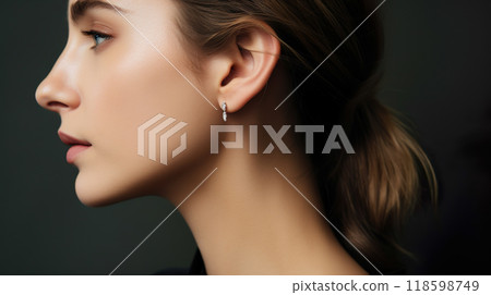 一位戴著優雅耳環的白人女性的側面特寫 118598749