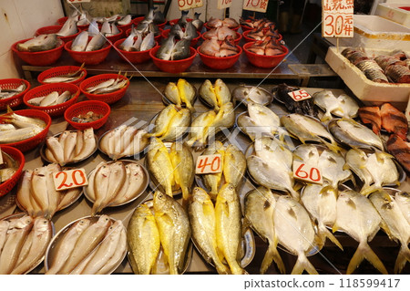 魚在香港島北角的一個市場上出售。日本有很多魚不熟悉 魚在香港島北角的一個市場上出售。日本有很多魚不熟悉 118599417