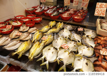 魚在香港島北角的一個市場上出售。日本有很多魚不熟悉 魚在香港島北角的一個市場上出售。日本有很多魚不熟悉 118599418