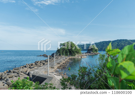 漂浮在藍色大海的二名島（高知縣中土佐町的壯麗景色） 118600100