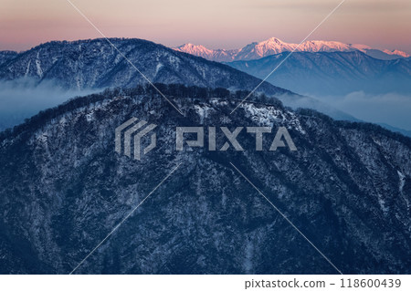 冬天從丹澤的塔野岳看到的大室山和八岳日出 118600439