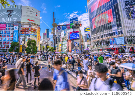 Tokyo cityscape in Japan Autumn festival... Inbound tourism continues... Shibuya bustling with foreign tourists. Road closure in front of 109 = 15th 118600545