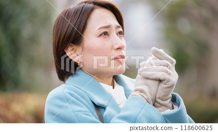 對寒冷敏感的女性（冬衣、夾克、大衣） 118600625