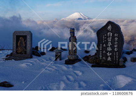 Stone monument at Tonodake in Tanzawa and Mt. Fuji in winter 118600676