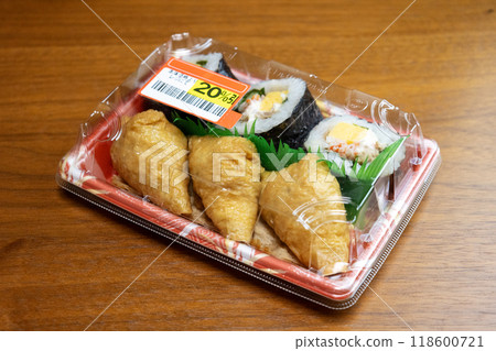 Sukeroku tuna roll with a 20% discount sticker 118600721