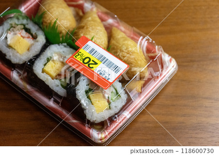 Sukeroku tuna roll with a 20% discount sticker 118600730