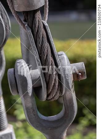 Steel wire rope slings with Thimble and safety anchor shackle turnbuckle connection bolt for heavy work. 118600734