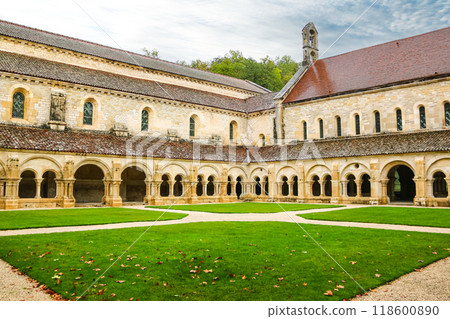 法國勃艮地世界遺產“豐特奈西多會修道院” 118600890