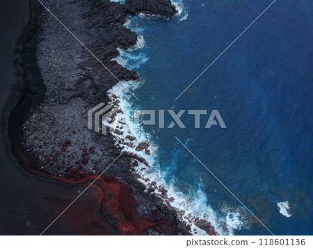 岩石海岸、海洋和草原的鳥瞰圖 118601136