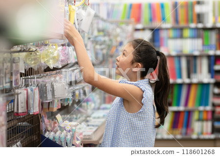 Girl shopping Girl shopping 118601268
