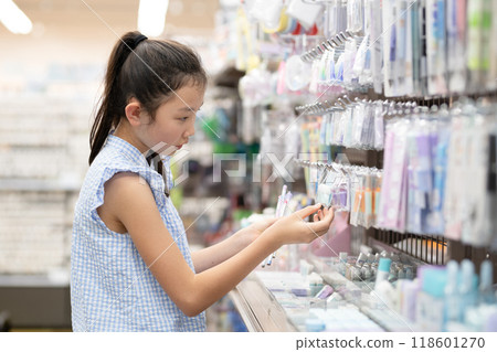 Girl shopping 118601270