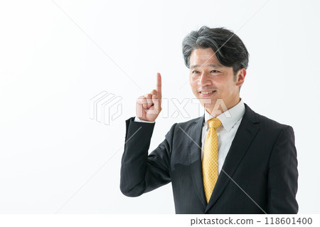 Businessman middle man pointing 118601400