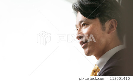 Businessman, middle-aged man, profile 118601410