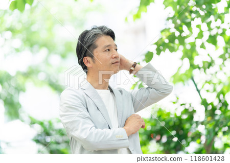 中間男性肖像 118601428