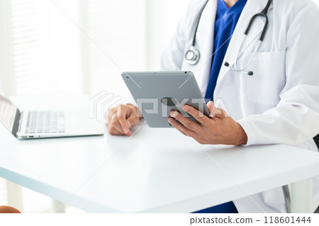 Male doctor in white coat 118601444