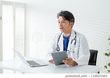 白大褂的男性醫生 118601463