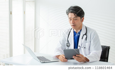 白大褂的男性醫生 118601464