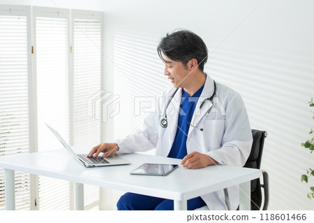 白大褂的男性醫生 118601466
