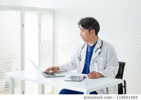 白大褂的男性醫生 118601468