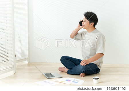 Middle-aged man, working from home, smartphone 118601492