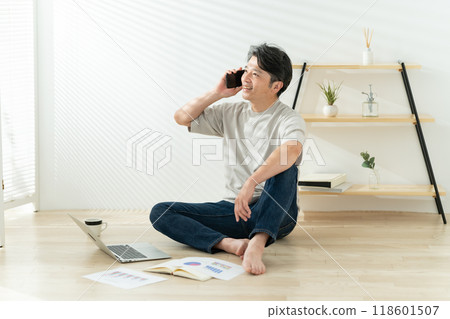 Middle-aged men working from home in the morning 118601507