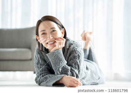 A woman relaxing with her chin in her hands A woman relaxing with her chin in her hands 118601796