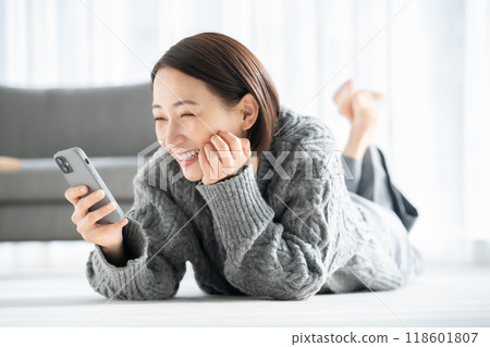 躺著，看著智能手機的女人 118601807