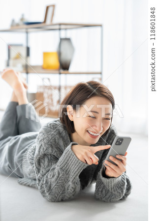 躺著，看著智能手機的女人 118601848