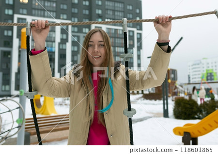 Woman Holding Rope at Playground Woman Holding Rope at Playground 118601865