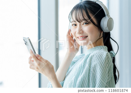 聽音樂的年輕女子攝影合作：電波學園教育法人東京電子專校 118601874