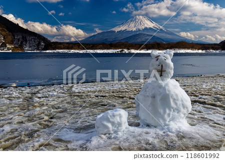 冬天從精進湖畔看到的富士山 冬天從精進湖畔看到的富士山 118601992
