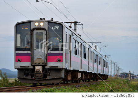 津輕線運行的3輛701系普通列車 118602055