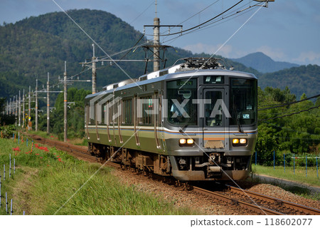 山陰本線運行的223系、5500系普通列車2輛 118602077