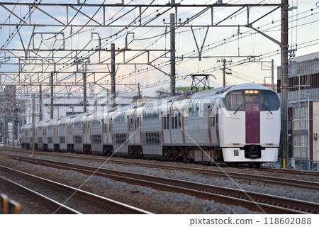 東海道線運行的10 215系列早安班輪 118602088