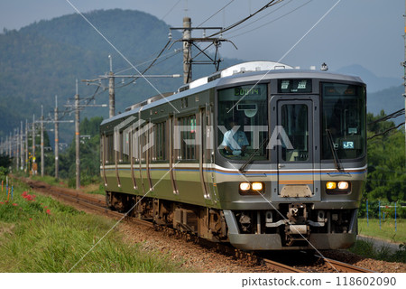 山陰本線運行的223系、5500系普通列車2輛 118602090