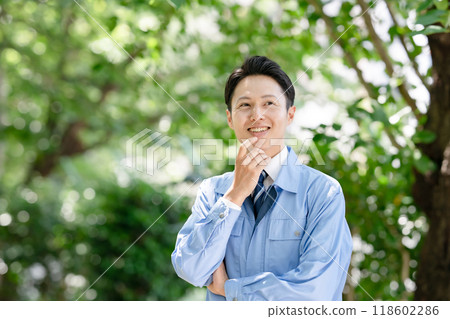 一個穿著工作服、微笑的男人 118602286