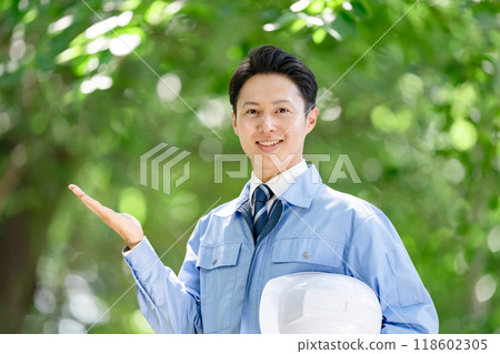 穿著工作服的男人握著他的手 118602305