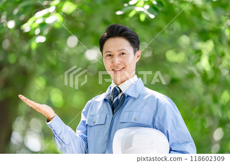 穿著工作服的男人握著他的手 118602309